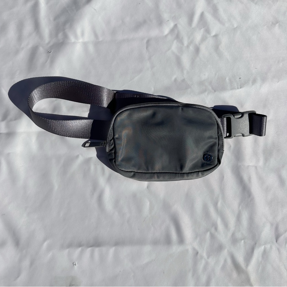 Lululemon Everywhere Belt Bag *1L Grey Sage